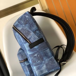 Alternative view of p680163c01 Chip】N50060 This Discovery backpack features classic coated canvas treated with a process that lends the brand's denim a rugged texture, showcasing the contemporary style of Damier Salt canvas. Thoughtful design creates ample space, including a dedicated tablet compartment, making it the perfect choice for daily outings.Dimensions: 37.0 x 40.0 x 20.0 cm (L x H x W)